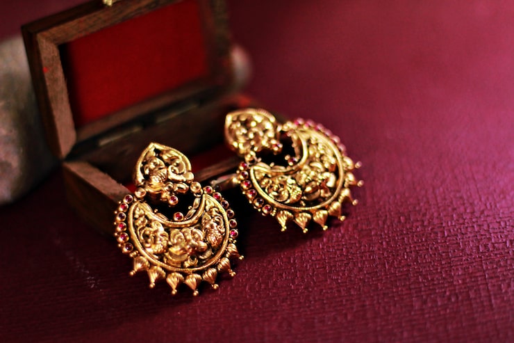 gold-indian-earrings-set_1396-373